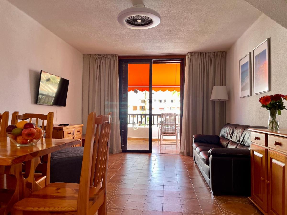 Sunny 2-Bedroom Apartment In Parque Santiago II Playa de las Americas  Luaran gambar