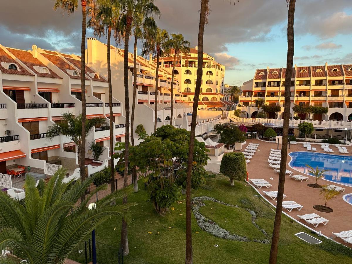 Sunny 2-Bedroom Apartment In Parque Santiago II Playa de las Americas  Luaran gambar