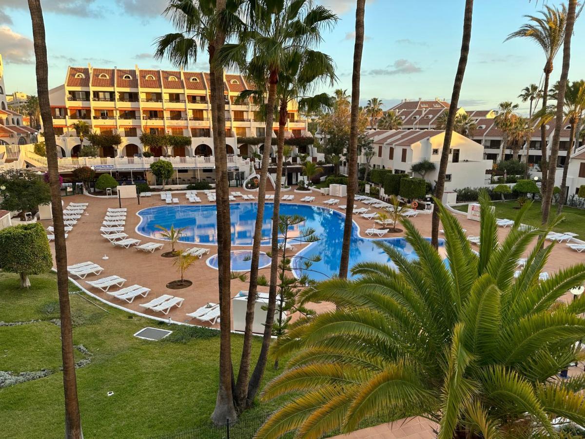 Sunny 2-Bedroom Apartment In Parque Santiago II Playa de las Americas  Luaran gambar