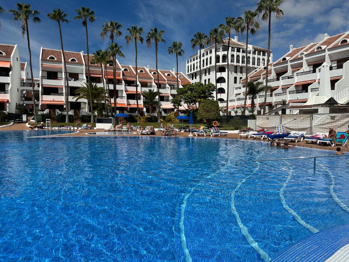 Sunny 2-Bedroom Apartment In Parque Santiago II Playa de las Americas  Luaran gambar