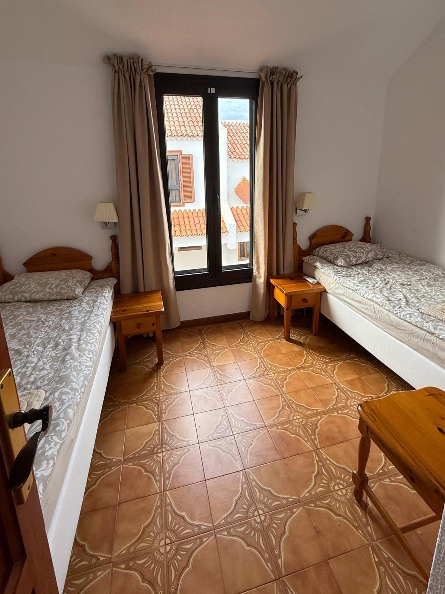 Sunny 2-Bedroom Apartment In Parque Santiago II Playa de las Americas  Luaran gambar
