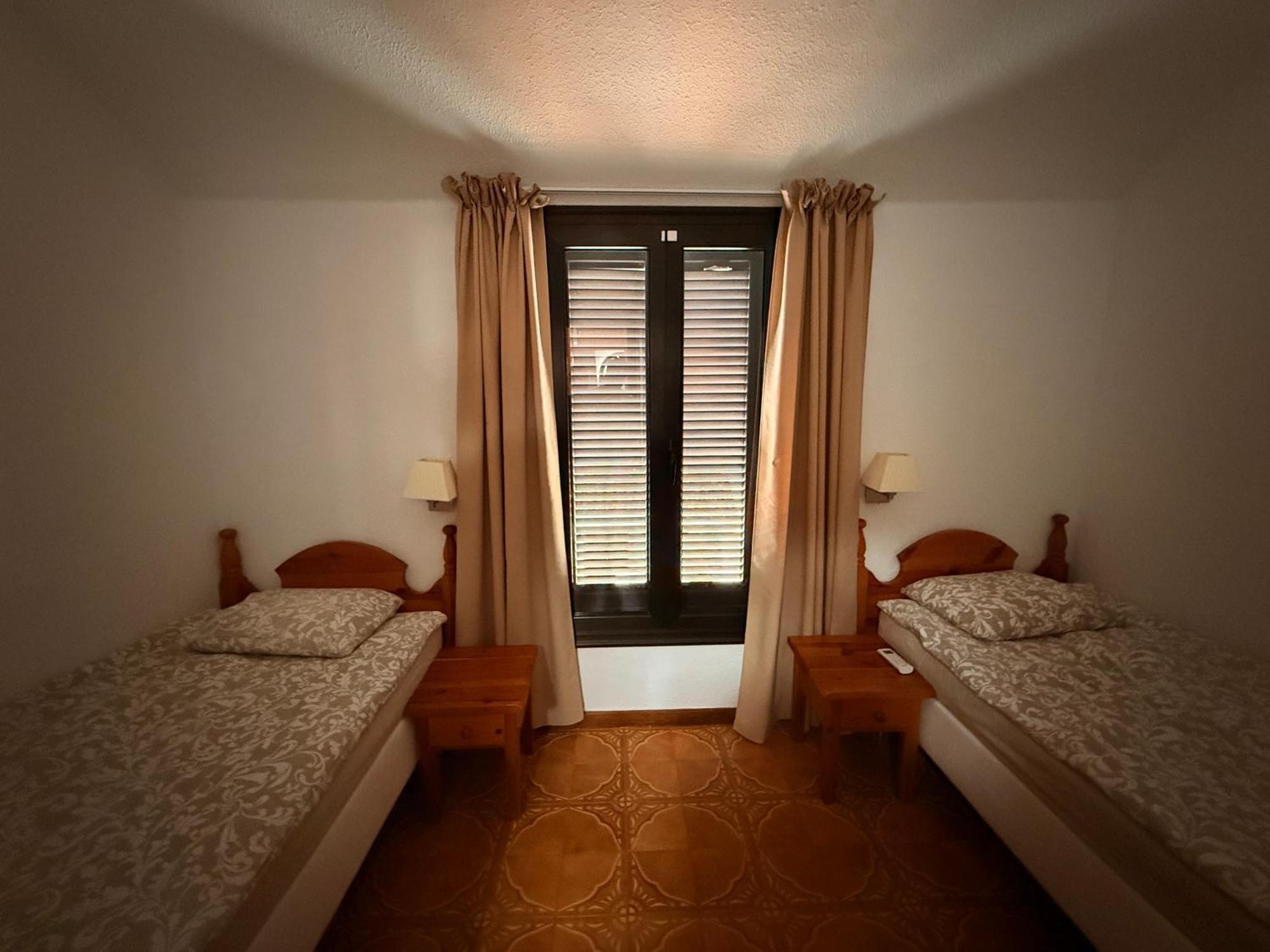 Sunny 2-Bedroom Apartment In Parque Santiago II Playa de las Americas  Luaran gambar