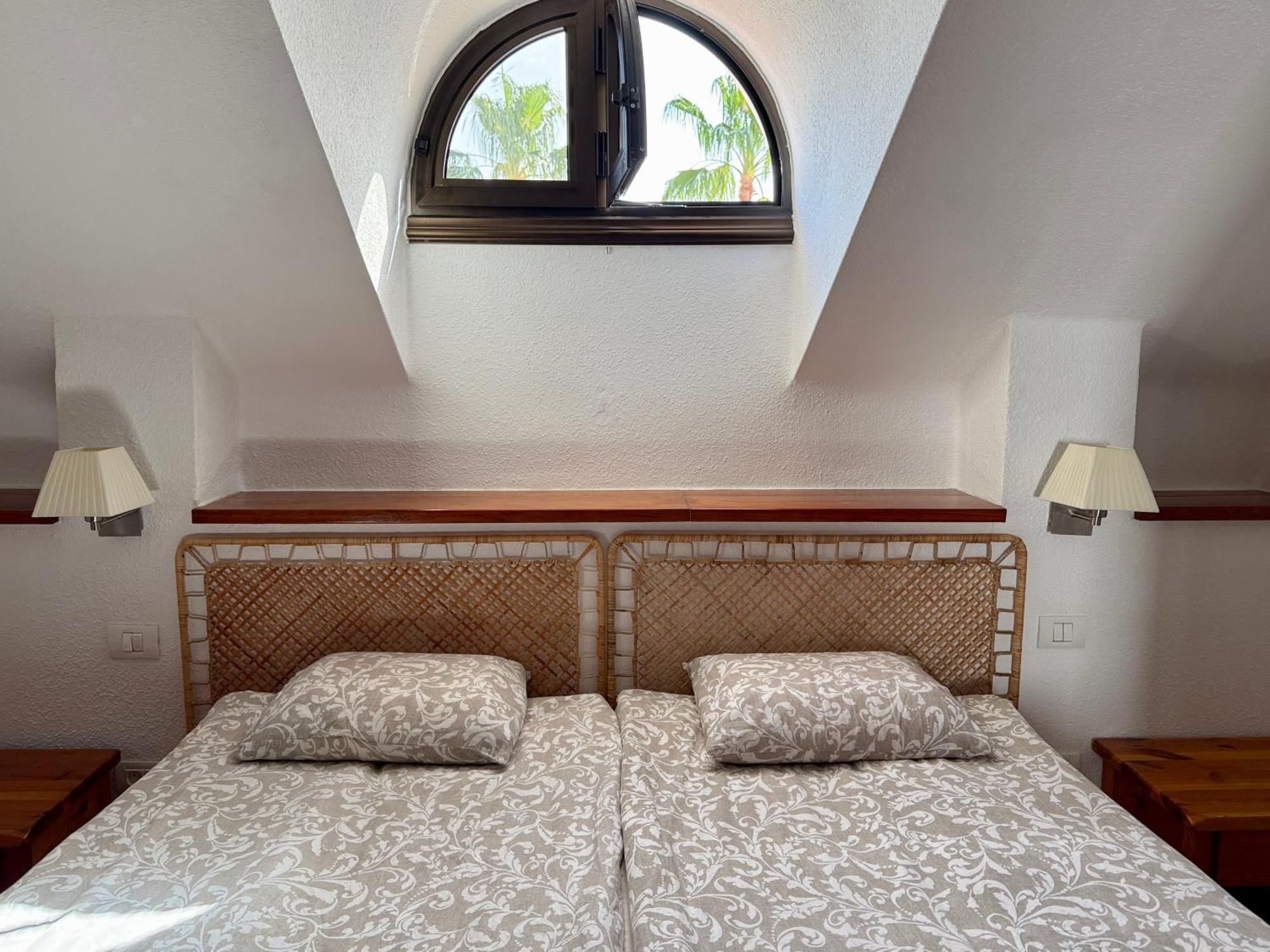 Sunny 2-Bedroom Apartment In Parque Santiago II Playa de las Americas  Luaran gambar