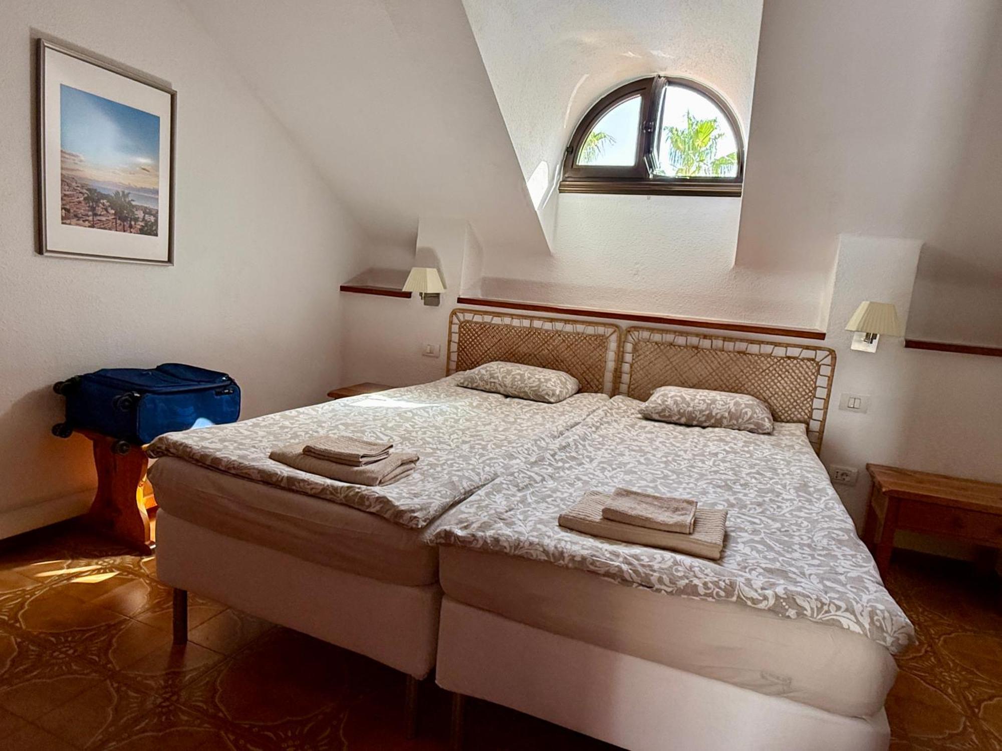 Sunny 2-Bedroom Apartment In Parque Santiago II Playa de las Americas  Luaran gambar