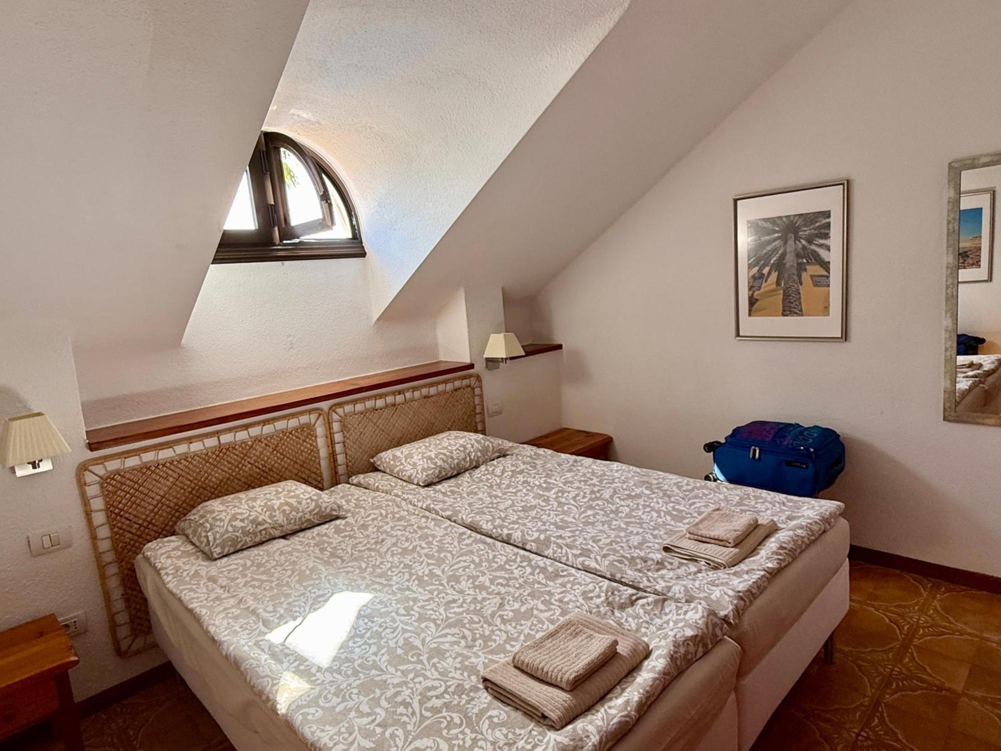 Sunny 2-Bedroom Apartment In Parque Santiago II Playa de las Americas  Luaran gambar
