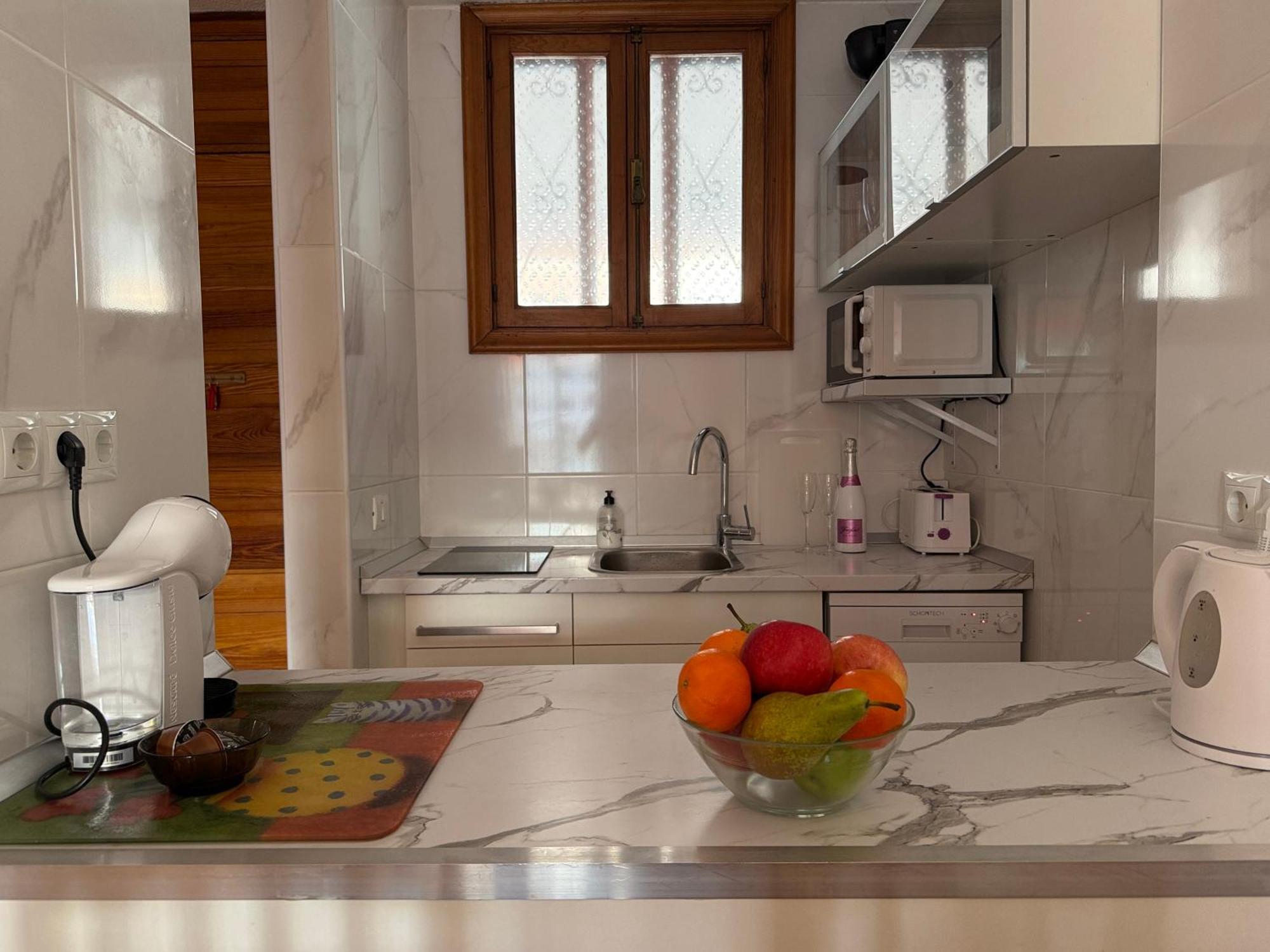 Sunny 2-Bedroom Apartment In Parque Santiago II Playa de las Americas  Luaran gambar